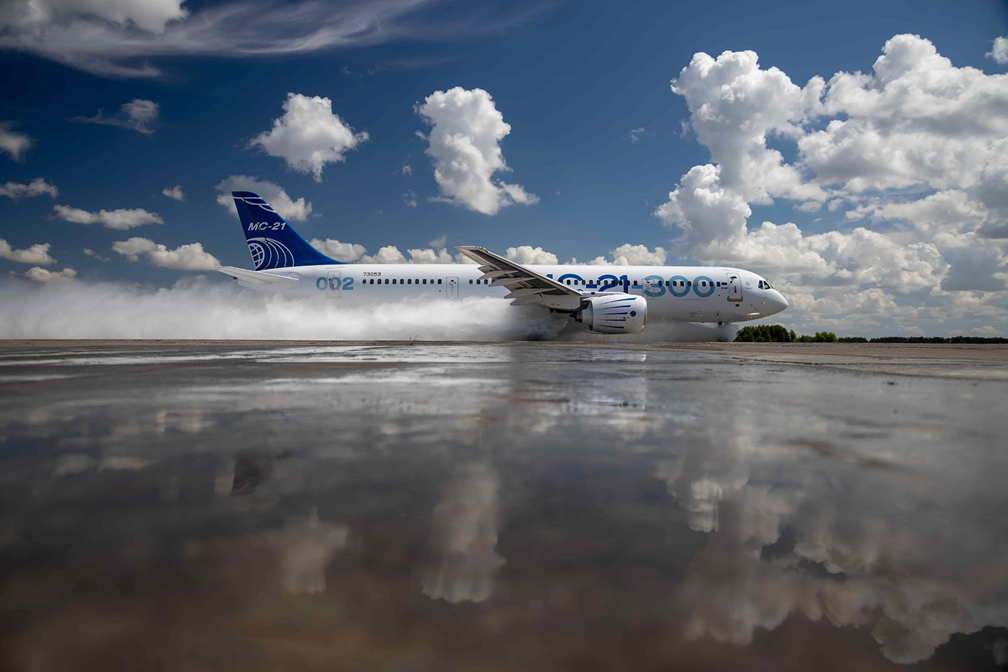 Preliminary results of MC-21-300 aircraft tests on engines protection against water penetration are summed up